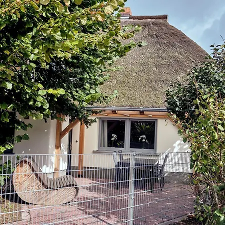 Aufschwung I Haushaelfte * Fuhlendorf (Mecklenburg-Vorpommern)